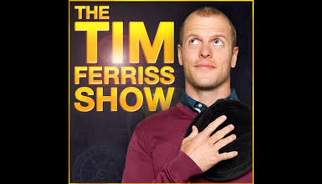 FOTO 1 | The Tim Ferriss Show
Tim Ferriss es un experimentador de la vida, autor conocido por su libro The 4-Hour Workweek. En su podcast habla de temas que le interesan y siempre se asegura de enseñarte algo. Entre sus invitados han estado Arnold Schwarzenegger, LeBron James y la periodista de Silicon Valley, Kara Swisher.

En su programa, Tim Ferriss entrevista a personas de todos los campos, desde inversionistas, jugadores de ajedrez, y deportistas, y luego investiga a profundidad para encontrar las herramientas, técnicas y trucos que todos podemos aplicar.