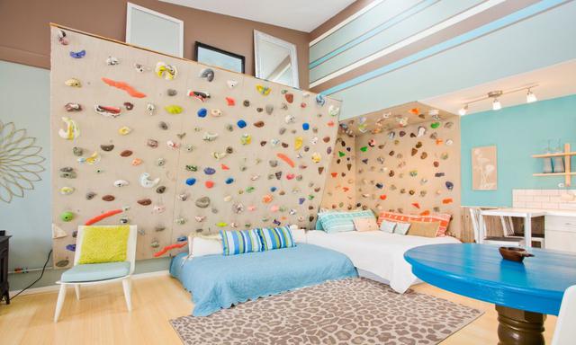 La sala de estar principal de esta casa de vacaciones en Colorado viene con su propia pared de escalada mini, ideal para usar un poco de energía en exceso, o practicar para paseos por las montañas en las Montañas Rocosas.  (Fotografía: Airbnb / Chase Hoff