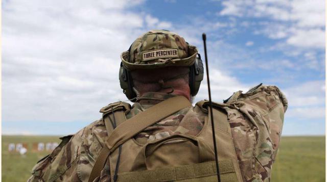 FOTO 10 | Un miembro de las milicias dispara durante las jornadas de entrenamiento organizadas por United Patriots, en Fountain, Colorado.