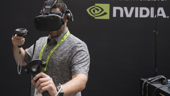 Rodolfo Campos usa un casco de realidad virtual durante una demostración del Laboratorio de Realidad Híbrida de la NASA en la Conferencia de Tecnología GPU de NVIDIA, que presenta inteligencia artificial, aprendizaje profundo, realidad virtual y máquinas autónomas, en Washington, DC, el 1 de noviembre de 2017. (Foto de SAUL LOEB / AFP)
