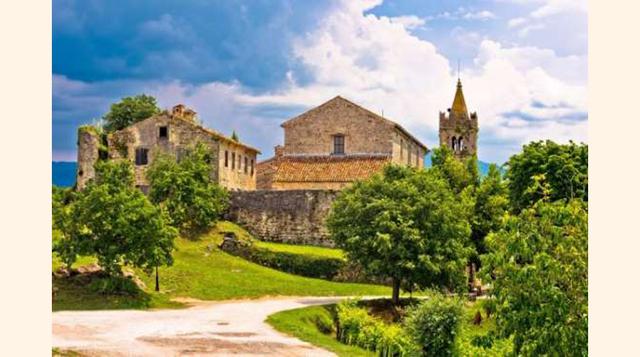 Su ubicación enclavada en las montañas la convierte en ideal para la práctica de senderismo. Sin duda, es un espacio perfecto para todos los amantes de la naturaleza, ya que también podrán disfrutar de las vistas de los monumentos de piedra que se encuent