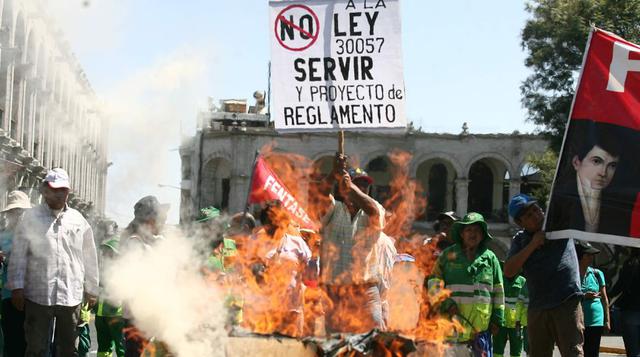 El economista también mencionó que la Ley Servir deber ser potenciada y recalibrarla. "Hay algunos sectores donde no puedes tratarlos por igual, tipo Banco Central, SBS, reguladoras. Más sencillo sería ampliar la ley Servir", anotó.