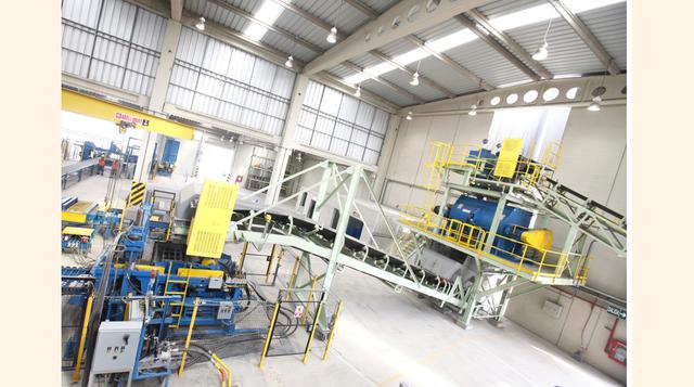 Es la tercera fábrica de Unacem en Perú, y la más moderna de Latinoamérica, según afirma la firma. En la vista la mezcladora de los productos. (Foto: Cesar Salhuana)