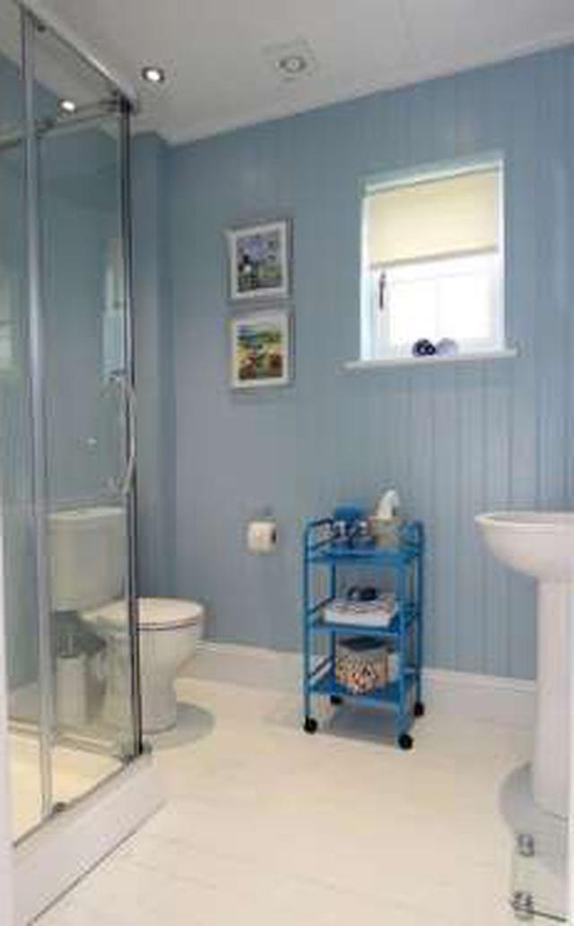 El cuarto de baño es de tamaño generoso y cuenta con una gran ducha.