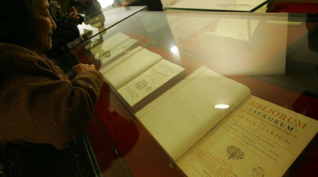 4. El 28 de agosto de 1821, a un mes de haber proclamado la independencia del Perú, el General Don José de San Martín, firmó el decreto de creación de la Biblioteca Nacional y la definió como «una de las obras emprendidas que prometen más ventajas a la ca