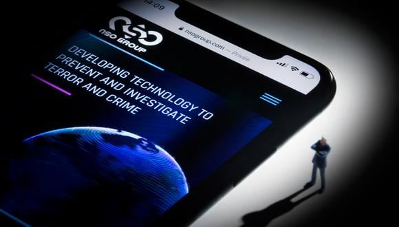 La imagen muestra un teléfono inteligente con el sitio web del Grupo NSO de Israel que presenta el software espía 'Pegasus'. (Foto: JOEL SAGET / AFP)