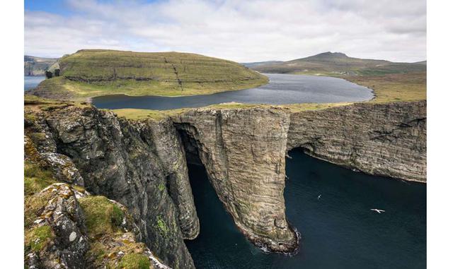 ACANTILADO DE SORVAGSVATN, ISLAS FAROE. El acantilado de Sorvagsvatn en las Faroe es realmente alucinante y es uno de los lugares más únicos del planeta. Tiene un gigantesco lago en la cima, debajo del cual hay una cascada que cae al Atlántico. La único f
