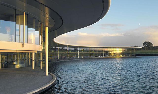 7. McLaren Technology Centre. Inaugurado en 2004, el Centro Tecnológico de McLaren es una de las factorías industriales de alta tecnología más relevantes de Reino Unido. Ubicada en Woking y pensada inicialmente como un complejo destinado sólo a oficinas, 