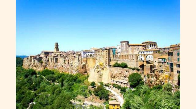 PITIGLIANO, ITALIA. Totalmente encaramado en lo alto de un promontorio, Pitigliano es sin duda el pueblo más fascinante de Toscana, por su belleza e historia. Está rodeado por una vegetación verde y marrón intenso típico de la zona.