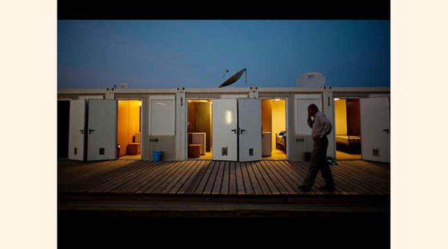 Camp Bucca. Prisión iraquí conocida como &#039;Guantánamo de Irak&#039;. Fue comprada por empresarios que buscan darle un nuevo uso. Las habitaciones están en hileras entre barrotes.
