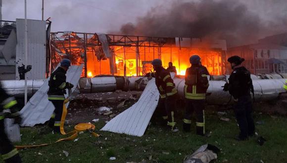 Los rescatistas extinguiendo un incendio en el lugar de un ataque con misiles en Zaporizhzhia, sureste de Ucrania. (Foto de EFE/EPA/SERVICIO DE EMERGENCIA DEL ESTADO DE UCRANIA)