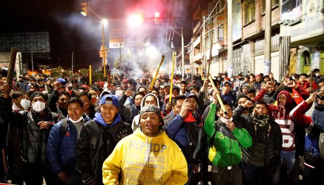 En la vecina ciudad de El Alto también hubo enfrentamientos, que dispersó la Policía con gases lacrimógenos. (Foto: Reuters)