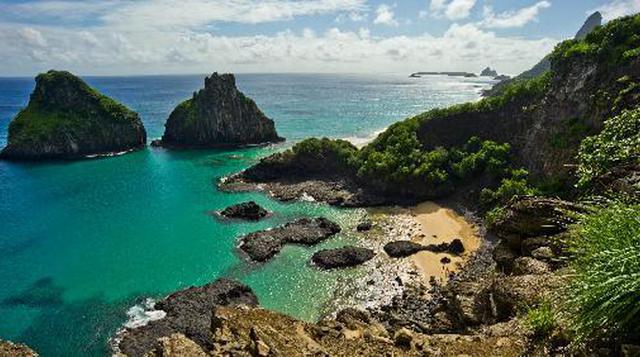 Fernando de Noronha, Brasil. El archipiélago de Fernando de Noronha es un patrimonio mundial de la Unesco que ofrece un delicado ecosistema. Los viajeros son limitados, pero los pocos que tienen suerte son recompensados con playas sin precedentes y reconf