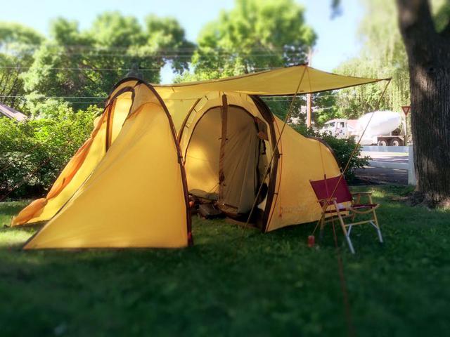FOTO3 | La carpa Redvertz cuenta con un compartimiento para la motocicleta y una cabina para dormir apta para un solo conductor, protegiendo tanto al viajero como a la motocicleta de los elementos externos o de los vecinos ruidosos