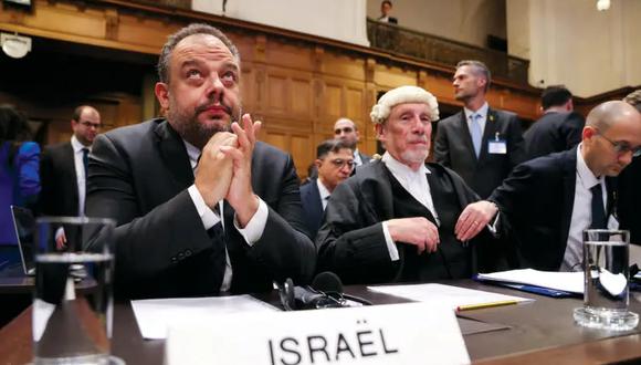 El asesor jurídico del Ministerio de Asuntos Exteriores israelí Tal Becker y el jurista británico Malcom Shaw se sientan en la Corte Internacional de Justicia el 12 de enero de 2024. (Foto: Difusión)
