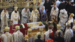 Dos funerales masivos y una cuchara compartida: la Iglesia serbia y el COVID-19