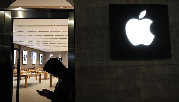 Apple reinstaló a su vez el uso obligatorio de las mascarillas en todas sus tiendas de Estados Unidos después de haberlo hecho opcional en noviembre en un centenar de puntos de venta. (Foto: EFE)