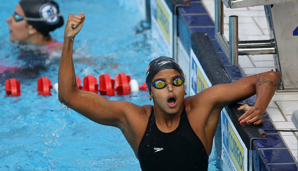 FOTO 17 | Etiene Medeiros (BRA, natación)
La brasileña Etiene Medeiros se marchó de los Juegos de Toronto 2015 con cuatro medalllas, entre ellas el oro en el hectómetro a espalda, primera medalla de ese metal en la historia de los Panamericanos para una nadadora brasileña. Pero ente aquella edición y la de Lima firmó el mayor éxito de su carrera, el título mundial de los 50 m espalda en el 2017. Tiene los récords sudamericanos de 50 libre, 50 y 100 espalda y, con sus compañeras brasileñas, 4x100 libre. Compite a partir del 6 de agosto. (Foto: SwimSwam)