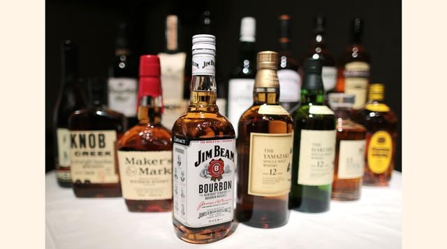 Bourbon: Es la otra cara del whiskey. Hecho con un mínimo de 51% maíz, tiene un sabor fuerte que lo hace perfecto para mezclar con frutas y especies. Hecho únicamente en Estados Unidos por ley. (foto: Bloomberg)