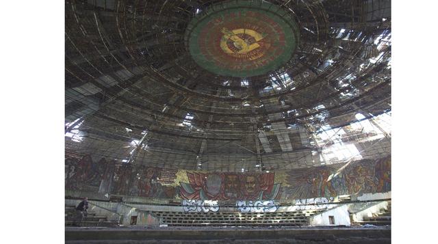 En el interior del edificio de la catedral-como se ha abandonado, el techo se está cayendo, y las paredes están cubiertas de graffiti.