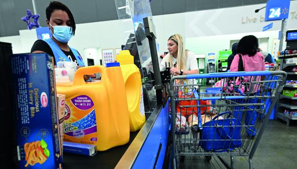 Entérate de las tiendas en California que superan el nuevo salario mínimo con sus ofertas salariales (Foto: AFP)