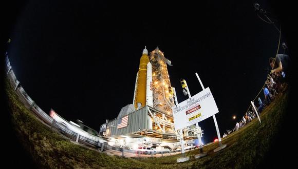 El cohete del Sistema de Lanzamiento Espacial (SLS) con la nave espacial Orion a bordo instalado encima de un lanzador móvil en la plataforma de lanzamiento 39B del Centro Espacial Kennedy de la NASA, el 16 de agosto de 2022, en Florida. (Foto de EFE/Joel Kowsky)