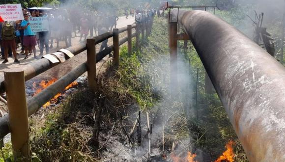 Trabajadores de Petroperú lograron llegar a la zona perjudicada para colocar una grapa y contener el derrame de crudo en Amazonas. (Foto: Andina)