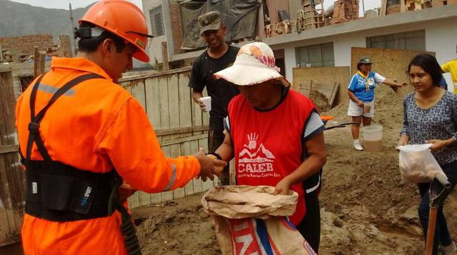 Pese a sus escasos recursos, la población afectada muestra su agradecimiento a los militares dándoles desayuno antes de iniciar sus labores.