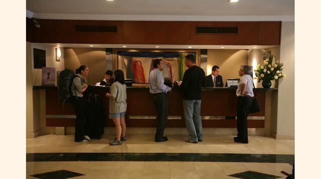 Administración Hotelera. Esta carrera se estudia durante tres años en Le Cordon Bleu Peru con una inversión anual de entre S/ 11,090 y S/ 13,510. El ingreso de sus egresados es de S/ 1,833 en promedio.