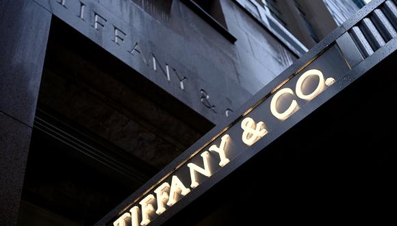 The logo of luxury jewelry and specialty retailer Tiffany & Co is seen on 5th Avenue in Manhattan on October 27, 2019  in New York City. - LVMH, the French owner of Louis Vuitton, is exploring a takeover of Tiffany & Co to expand in the US jewelry market, according to reports. (Photo by Johannes EISELE / AFP)