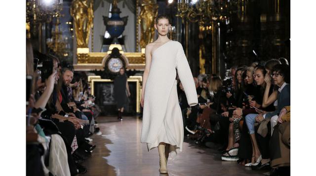 Stella McCartney también incluyó formas voluminosas y cómodas en hermosos vestidos sueltos tejidos en tonos tierra, que caían con indiferencia de un brazo, como si las modelos estuvieran quitándose la ropa. (Foto: Reuters)
