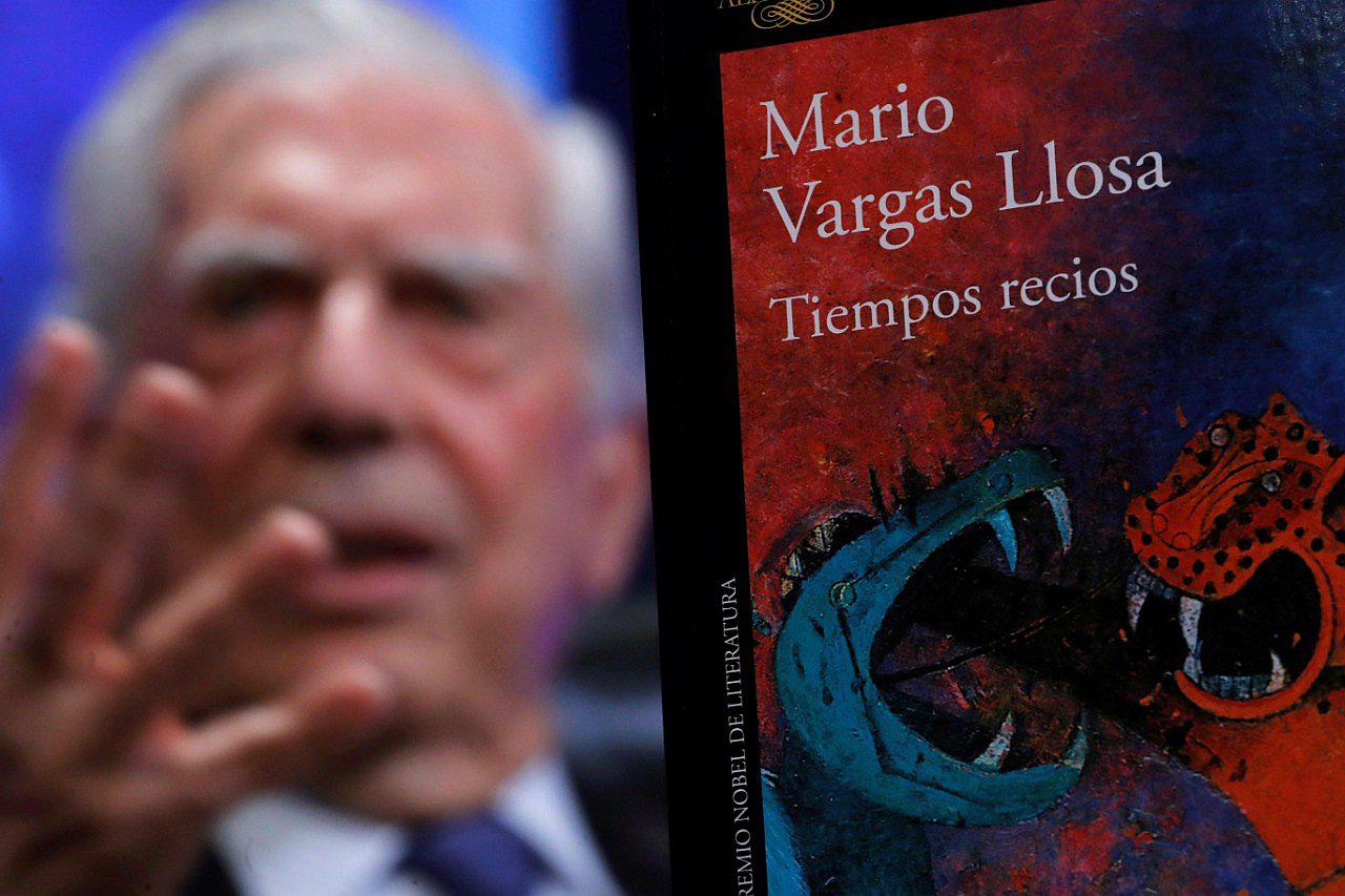 ​Mario Vargas Llosa presentó su libro “Tiempos recios”.