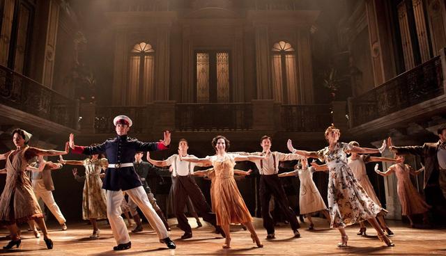 FOTO 6 | 6. ACTÚA COMO SI ESTUVIERAS EN BROADWAY

Sé que para algunos de esos pequeños el día de la representación fue el más importante de su vida. Ellos no interpretaban una obra escolar. No. Ellos actuaban en el Rey León en un escenario de verdad ante un público real. La seriedad con la que se tomaron la obra me hizo pensar que para ellos era como estar en Broadway dando la función más importante de sus carreras.

Y la dieron.

¿Cuántas veces minimizamos nosotros mismos nuestros escenarios? Comenzamos a verlos como algo común, como cosa de todos los días y con tedio dejamos que la pasión se erosione. Olvidamos todo lo que ensayamos para poder llegar hasta ahí. Dejamos de ver el privilegio implícito en nuestro rol y poco a poco nos erosionamos, nos apagamos. Nos aburrimos de nosotros mismos.

Nos olvidamos de que tenemos el poder absoluto de crear la grandeza de nuestro propio escenario si nos atrevemos a pensar como niños en una compañía de teatro, interpretando al Rey León en el día más importante de nuestra vida. (Foto: Pixabay)