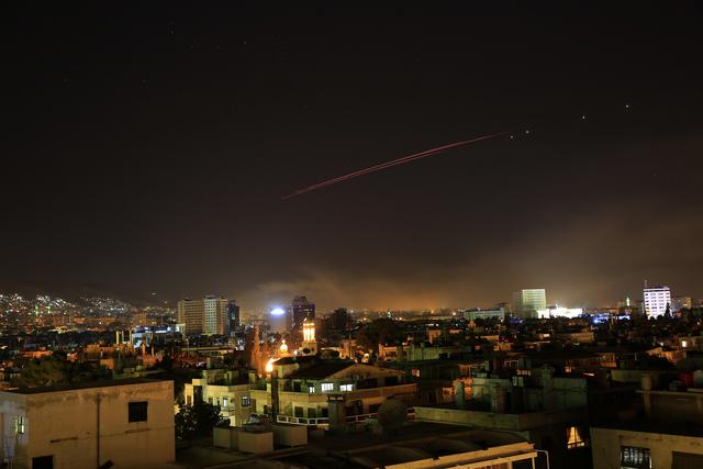 Foto 6 | Los cielos de Damasco estallan con fuego antiaéreo mientras Estados Unidos ataca a Siria atacando diferentes partes de la capital siria, Damasco, Siria (Foto: AP)