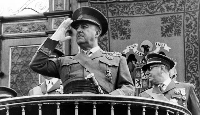 Francisco Franco: Franco fue un bebé tan enclenque que le llamaban Paquito. Creció detestando a un padre arrogante que terminó abandonando a su esposa e hijos. Evitaba expresarse a menos que no fuera absolutamente necesario porque, además de ser pequeñito, se avergonzaba de su voz demasiado aguda. Un niño especialmente introvertido, con un tremendo complejo que le impedía imponer sus opiniones. Una frustración que resolvería drásticamente algunos años después. (Foto: AFP/archivo)