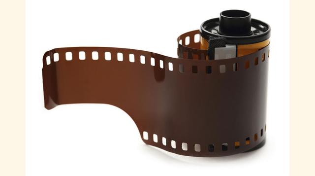 7. El carrete de fotos: Antes de la era digital, las fotografías que sacábamos con las cámaras analógicas sólo podían verse después de revelar el carrete de fotos. Pero esta película flexible que nos permitió captar algunos de nuestros mejores momentos ha