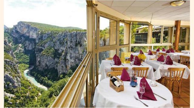 Le Grand Canyon du Verdon Restaurante panorámico con unas impresionantes vistas que cortan la respiración. En nuestro establecimiento, podrá relajarse o reponerse degustando nuestras especialidades. Francia. (Foto: blog.goplaceit) (Fo