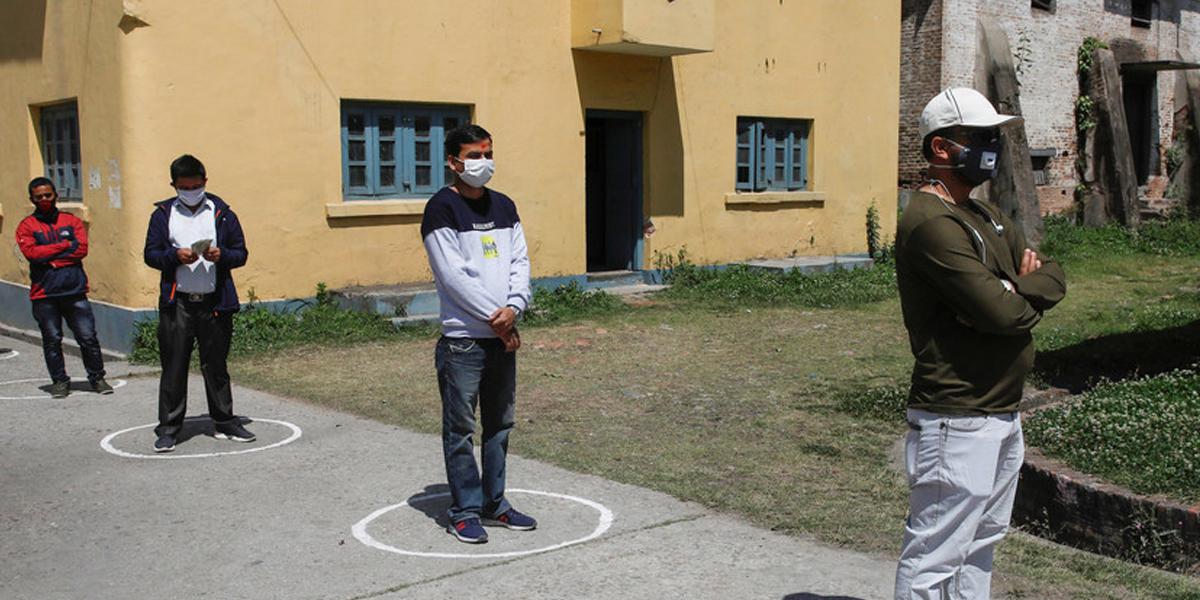 La mayoría de países que prevén levantar el confinamiento cuentan con empezar progresivamente las próximas semanas, con el mantenimiento de las medidas de distanciación social. (Foto: Reuters)