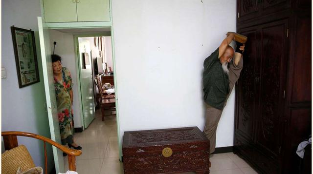 Liangui estirando en su casa. (foto:reuters).(Kim Kyung-Hoon)