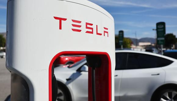 Un cargador eléctrico Tesla en una estación Tesla Supercharger en Burbank, California. Fotógrafo: Mario Tama/Getty Images