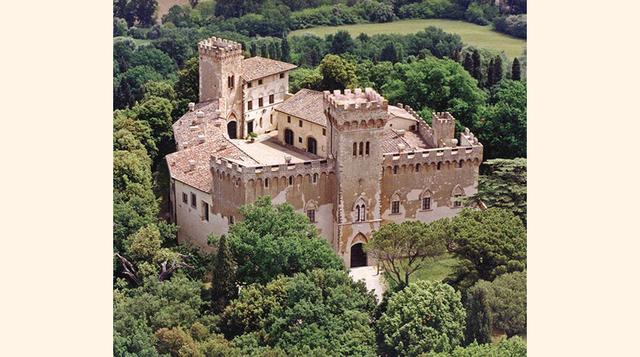Castello di Santa Maria Novella – La Toscana, Italia. Precio por noche en grupo: 3,600 euros. Precio por persona: 225 euros. (Foto: Forbes)