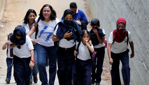 En algunas escuelas públicas piden colaboraciones económicas a los representantes para evitar la fuga de maestros. (Foto: Reuters | Referencial)
