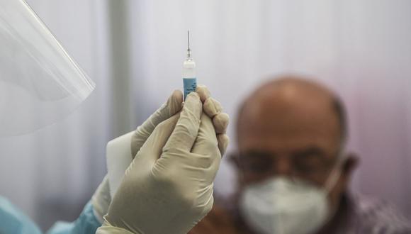 El Ejecutivo emitió una norma ante la protesta de los participantes de los ensayos clínicos, quienes denunciaron que no habían sido vacunados y que no sabían si recibieron placebo. (Foto: Ernesto Benavides / AFP)