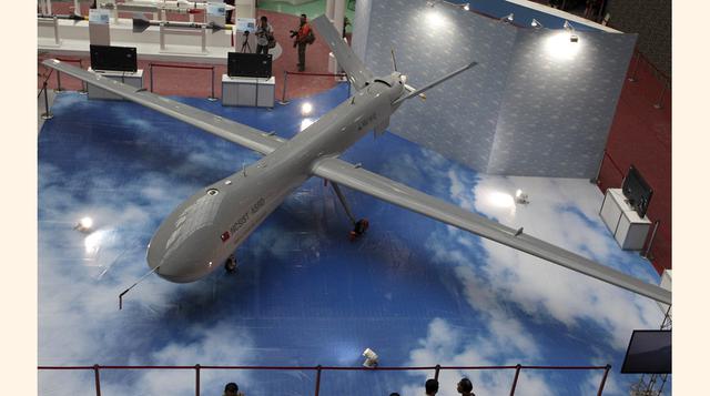 El prototipo de avión no tripulado MALE (de media altitud y larga resistencia) hecho en Taiwán se exhibe en la Exposición de Tecnología Aeroespacial y de Defensa de Taipei 2015. La exposición se inició este jueves 13 y concluirá el domingo 16 de agosto en