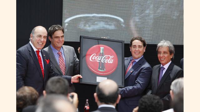 Kent, Brian Smith (presidente de Coca-Cola para Latinoamérica), Lindley y Pulgar-Vidal posan juntos. (Foto: Manuel Melgar)