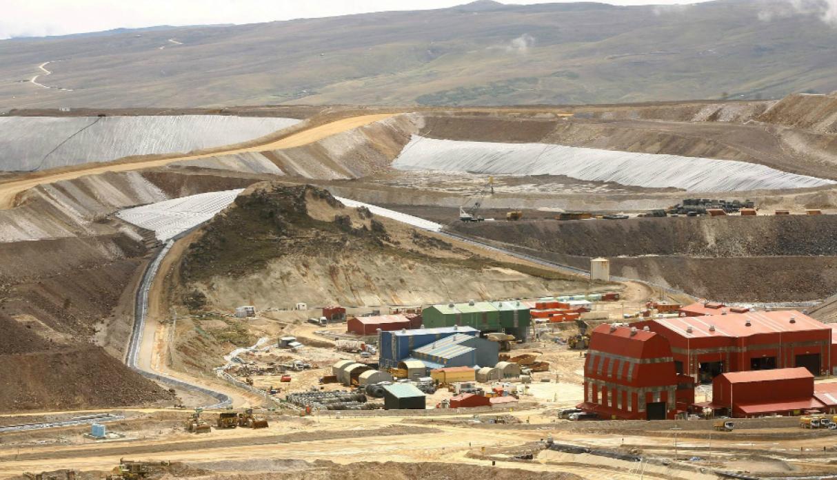 Hochschild Mining continuará con una fuerza laboral reducida que realice actividades de cuidado y mantenimiento "para mantener los sistemas apropiados de seguridad y medio ambiente".