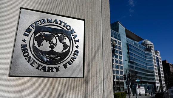 (FILES) In this file photo taken on January 26, 2022, the seal for the International Monetary Fund (IMF) in Washington, DC.  The IMF warned on March 5, 2022, that the already "serious" global economic impacts of the war in Ukraine would be "all the more devastating" should the conflict escalate. (Photo by OLIVIER DOULIERY / AFP)
