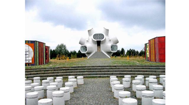 El Makedonium es un monumento construido en la década de 1970 para conmemorar la revuelta contra el dominio otomano en el año 1900, y es bastante extraño.