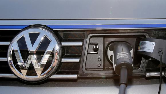 “Hay muchas más áreas en las que somos complementarios”, dijo el CEO de Volkswagen, Herbert Diess, al margen de un evento en Düsseldorf, al presentar las primeras estaciones de carga de vehículos eléctricos de su cooperación conjunta. (Foto: Reuters)
