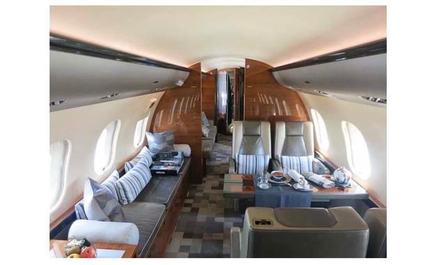 Bombardier Global 6000. Al igual que el Global 5000, la configuración estándar para de este jet privado incluye dos asientos en la entrada de la cabina, un comedor o área de conferencias y un camarote personalizable. También hay una gran cocina al lado de